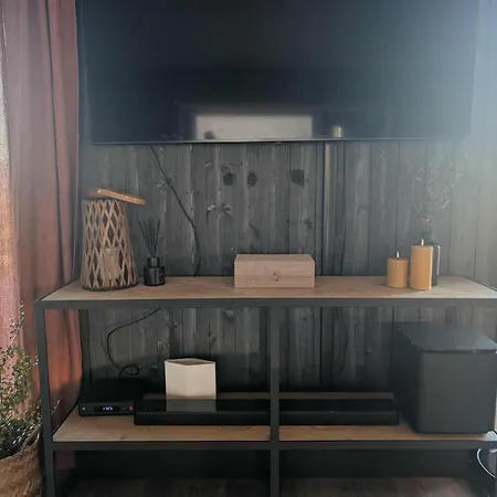 Vakantiehuis Modern With Jacuzzi Near Alpine