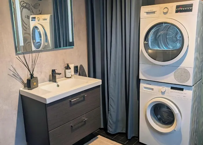 Vakantiehuis Modern With Jacuzzi Near Alpine