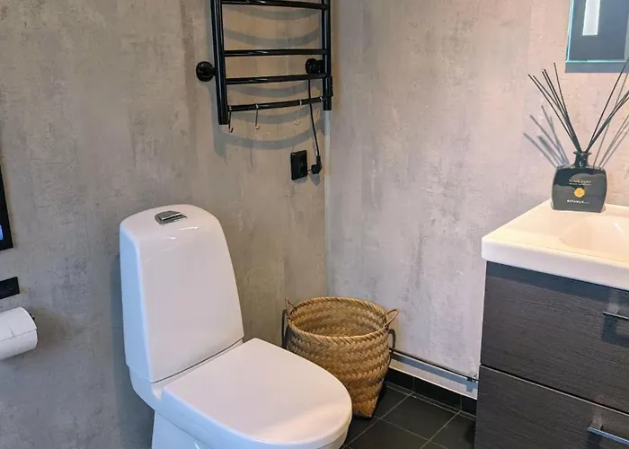 Vakantiehuis Modern With Jacuzzi Near Alpine